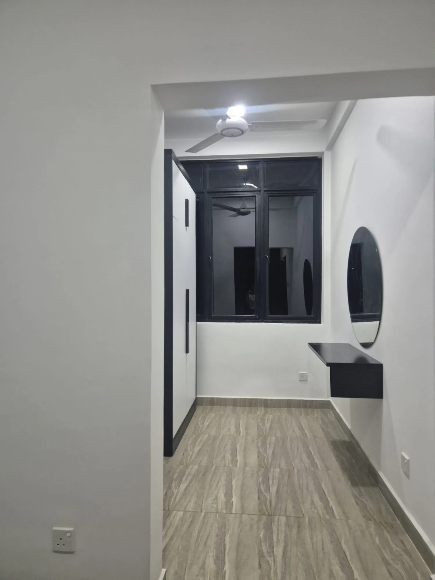 Spacious upper suite with air conditioning at TenTwo luxury private villa Kandy